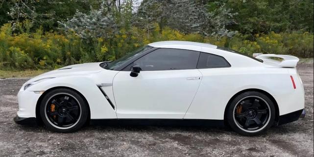 Photo of 2009 Ivory Pearl Nissan GT-R