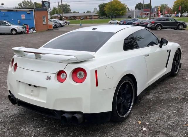 Photo of 2009 Ivory Pearl Nissan GT-R