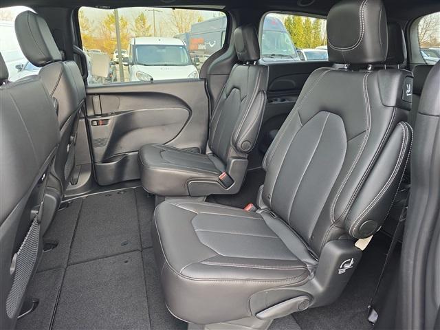Photo of 2025 Ceramic Gray Clearcoat Chrysler Pacifica