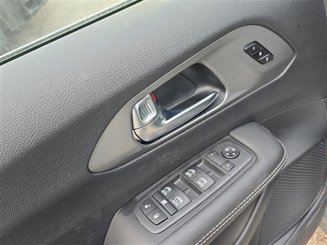 Photo of 2025 Ceramic Gray Clearcoat Chrysler Pacifica