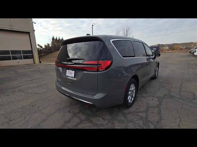 Photo of 2025 Ceramic Gray Clearcoat Chrysler Pacifica