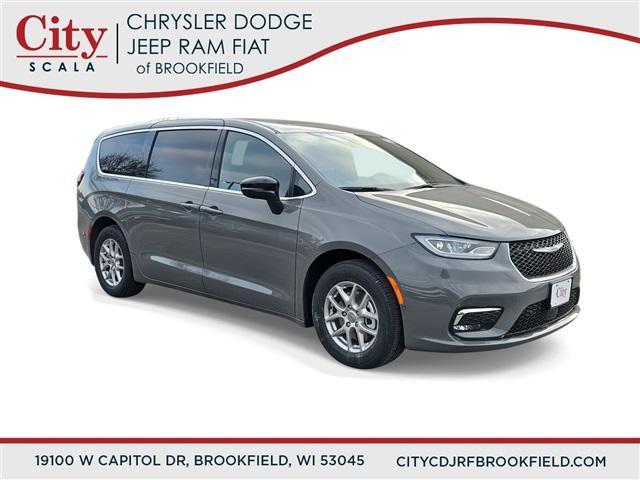 Photo of 2025 Ceramic Gray Clearcoat Chrysler Pacifica