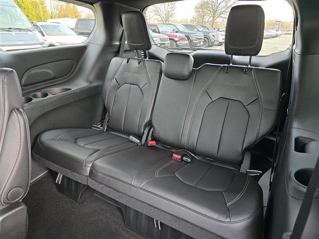 Photo of 2025 Ceramic Gray Clearcoat Chrysler Pacifica