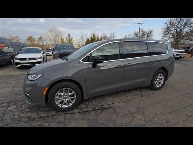 Photo of 2025 Ceramic Gray Clearcoat Chrysler Pacifica