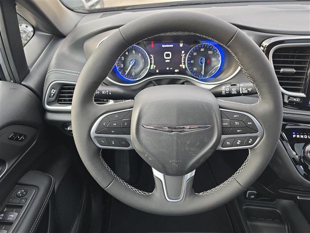 Photo of 2025 Ceramic Gray Clearcoat Chrysler Pacifica