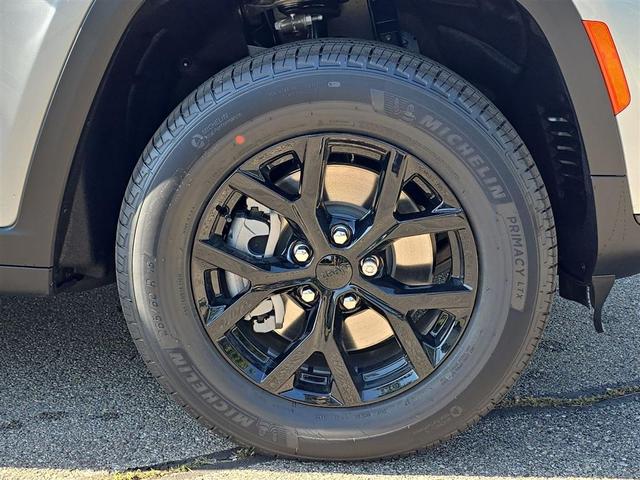 Photo of 2025 Silver Zynith Jeep Grand Cherokee L