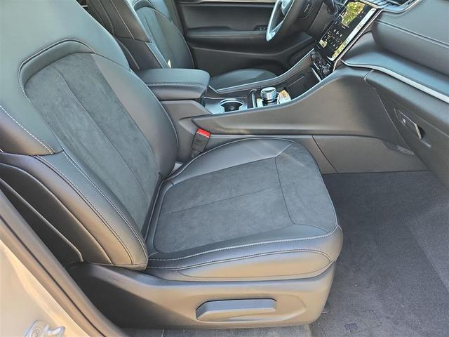Photo of 2025 Silver Zynith Jeep Grand Cherokee L
