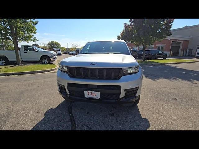Photo of 2025 Silver Zynith Jeep Grand Cherokee L