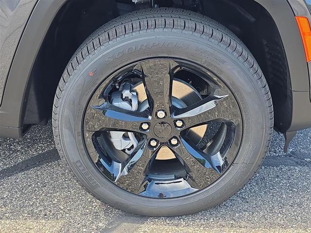 Photo of 2025 Baltic Gray Metallic Clearcoat Jeep Grand Cherokee