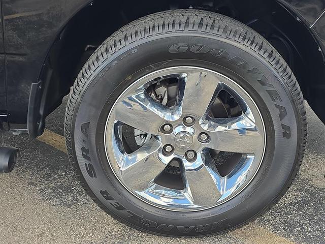 Photo of 2024 Diamond Black Crystal Pearlcoat RAM 1500