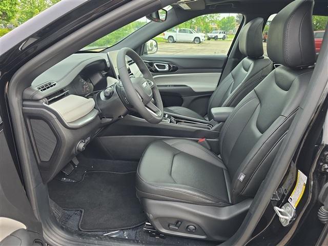 Photo of 2025 Diamond Black Crystal Pearlcoat Jeep Compass