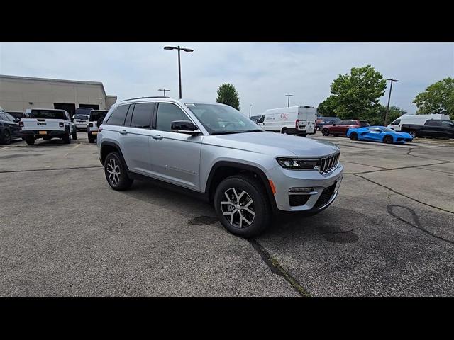 Photo of 2025 Silver Zynith Jeep Grand Cherokee