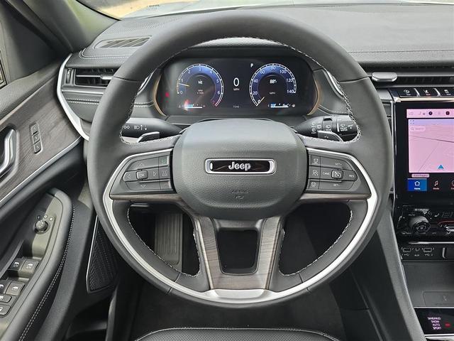 Photo of 2025 Silver Zynith Jeep Grand Cherokee