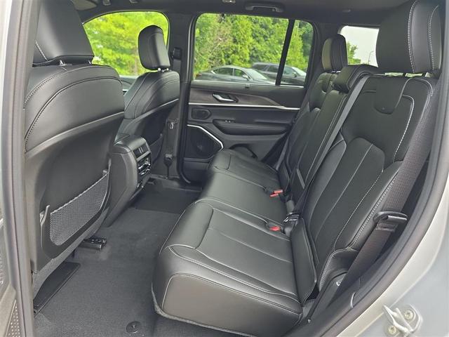 Photo of 2025 Silver Zynith Jeep Grand Cherokee