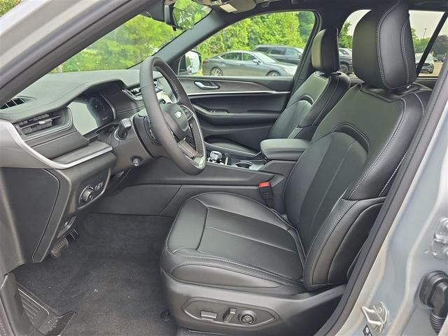 Photo of 2025 Silver Zynith Jeep Grand Cherokee