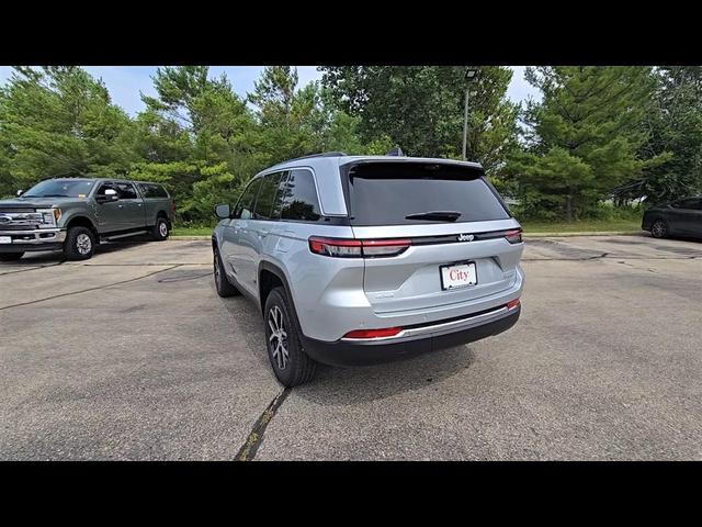 Photo of 2025 Silver Zynith Jeep Grand Cherokee