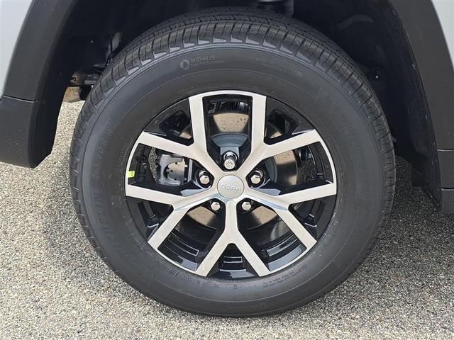 Photo of 2025 Silver Zynith Jeep Grand Cherokee