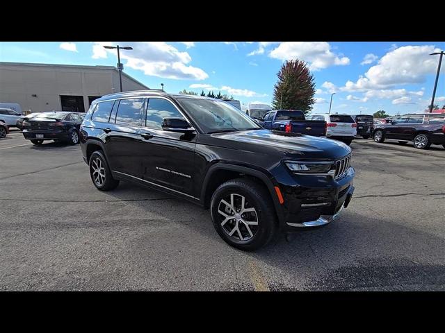 Photo of 2024 Diamond Black Crystal Pearlcoat Jeep Grand Cherokee L