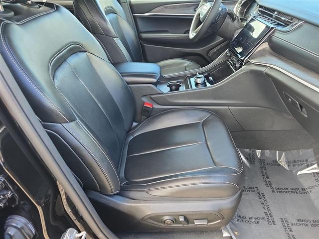 Photo of 2024 Diamond Black Crystal Pearlcoat Jeep Grand Cherokee L