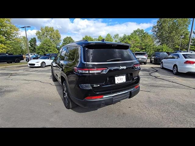 Photo of 2024 Diamond Black Crystal Pearlcoat Jeep Grand Cherokee L