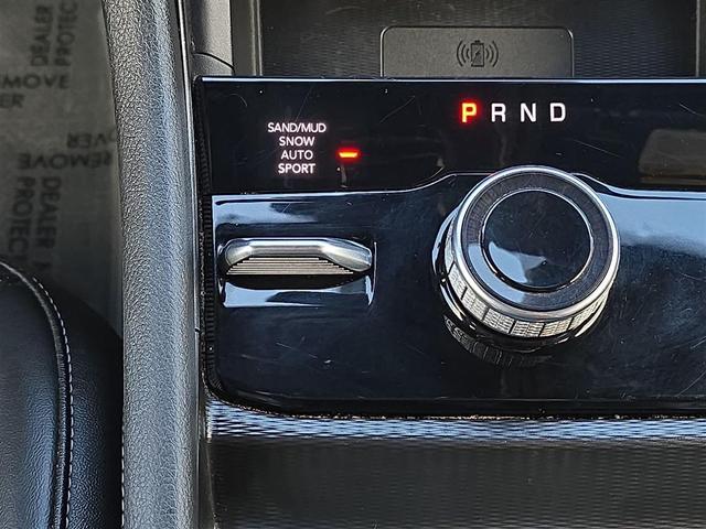Photo of 2024 Diamond Black Crystal Pearlcoat Jeep Grand Cherokee L