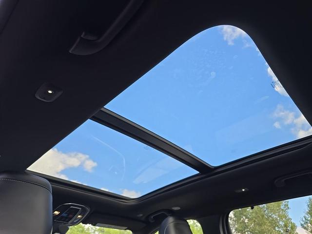 Photo of 2024 Diamond Black Crystal Pearlcoat Jeep Grand Cherokee L