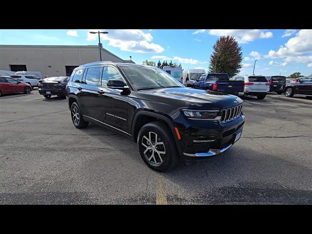 Photo of 2024 Diamond Black Crystal Pearlcoat Jeep Grand Cherokee L