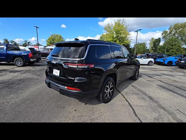 Photo of 2024 Diamond Black Crystal Pearlcoat Jeep Grand Cherokee L