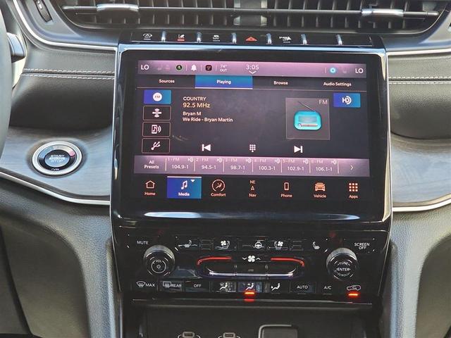 Photo of 2024 Diamond Black Crystal Pearlcoat Jeep Grand Cherokee L