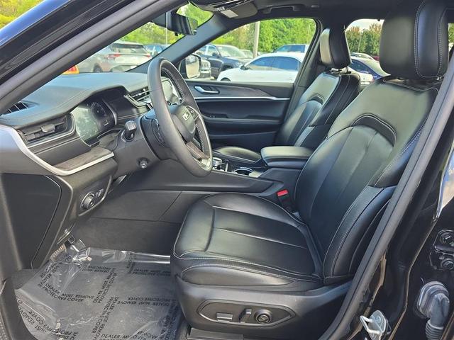 Photo of 2024 Diamond Black Crystal Pearlcoat Jeep Grand Cherokee L