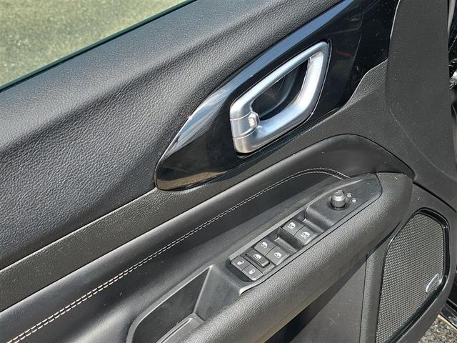 Photo of 2022 Diamond Black Crystal Pearlcoat Jeep Compass