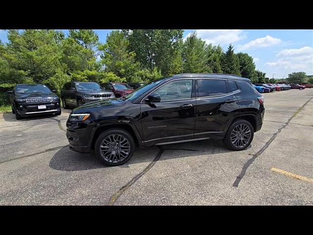 Photo of 2022 Diamond Black Crystal Pearlcoat Jeep Compass