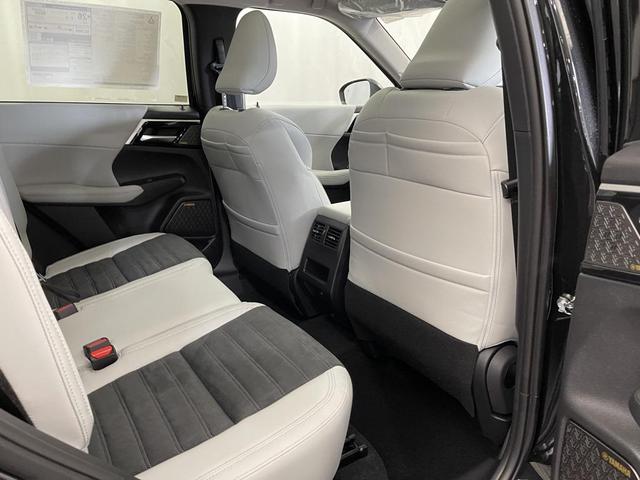 Photo of 2025 Black Diamond Mitsubishi Outlander