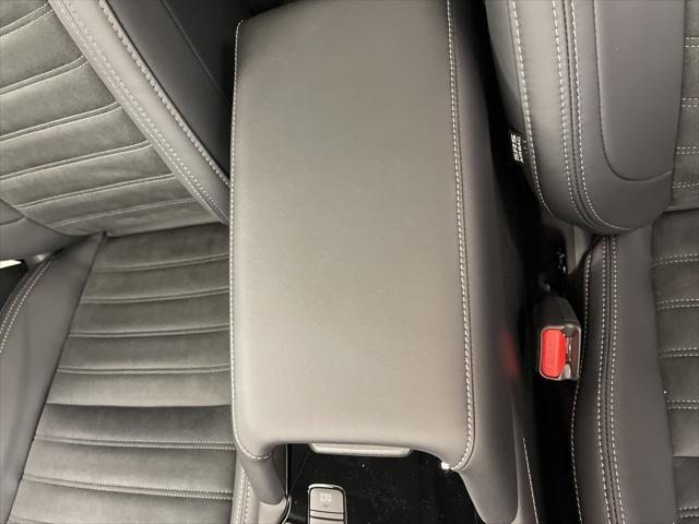Photo of 2025 Labrador Black Pearl Mitsubishi Outlander