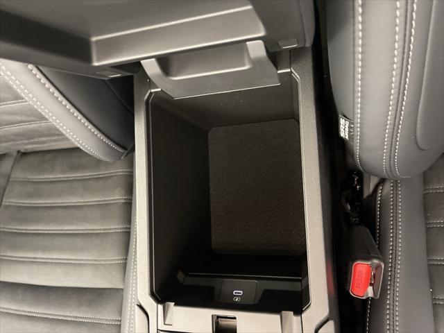 Photo of 2025 Labrador Black Pearl Mitsubishi Outlander