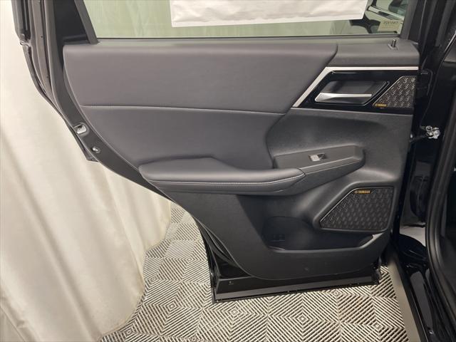 Photo of 2025 Labrador Black Pearl Mitsubishi Outlander