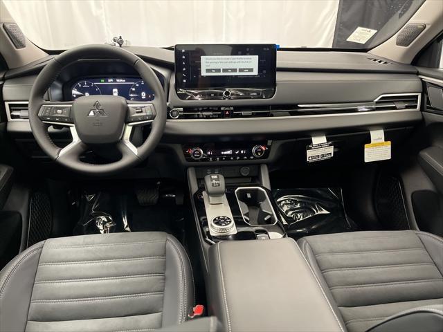 Photo of 2025 Labrador Black Pearl Mitsubishi Outlander