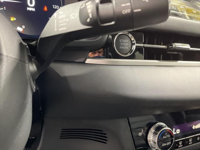 Photo of 2025 Labrador Black Pearl Mitsubishi Outlander