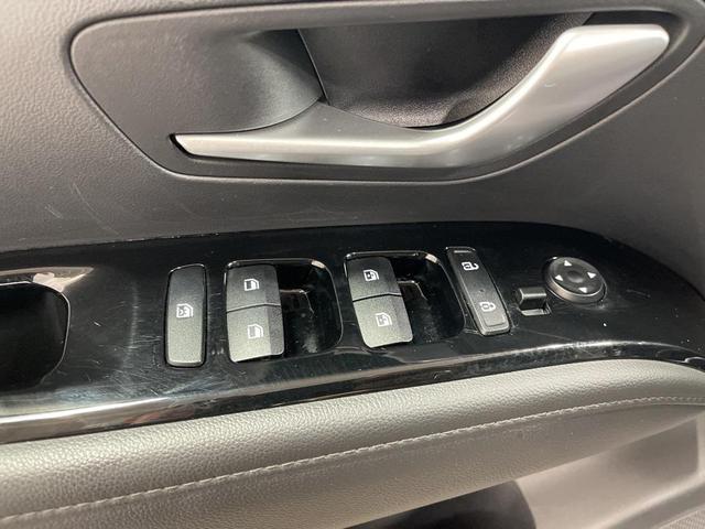 Photo of 2023 Shimmering Silver Hyundai TUCSON Hybrid