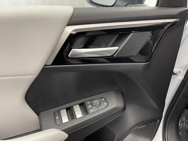 Photo of 2025 White Diamond Mitsubishi Outlander