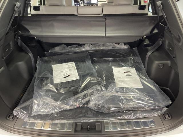 Photo of 2025 White Diamond Mitsubishi Outlander