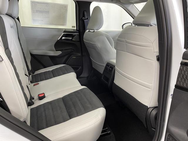 Photo of 2025 White Diamond Mitsubishi Outlander