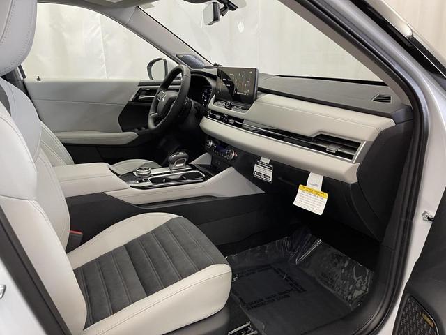 Photo of 2025 White Diamond Mitsubishi Outlander