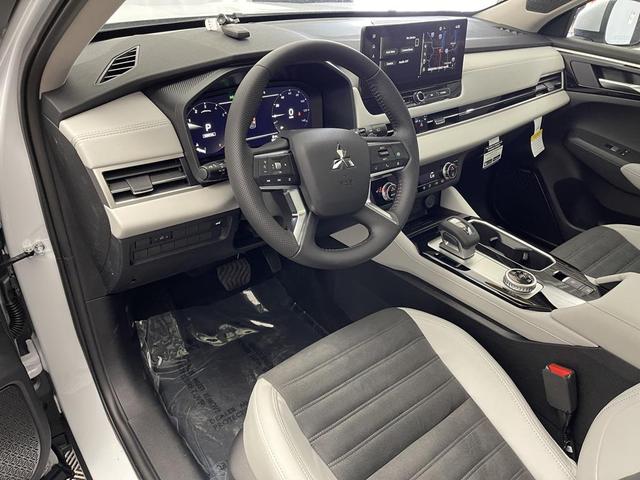 Photo of 2025 White Diamond Mitsubishi Outlander