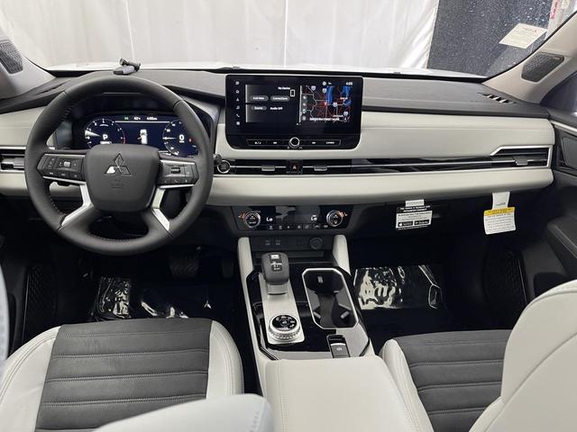 Photo of 2025 White Diamond Mitsubishi Outlander