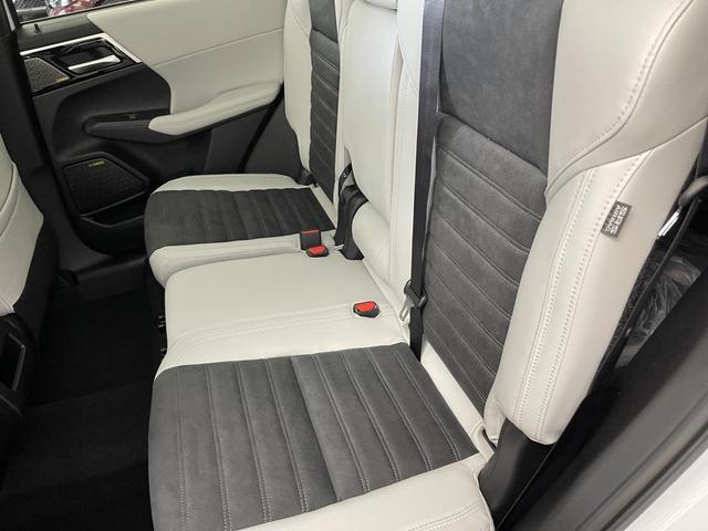 Photo of 2025 White Diamond Mitsubishi Outlander