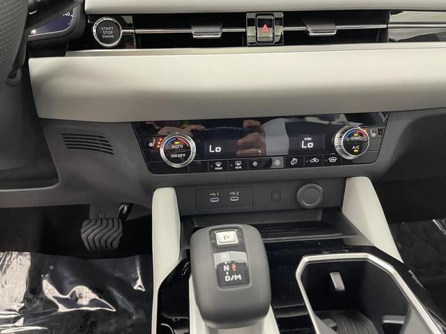 Photo of 2025 White Diamond Mitsubishi Outlander