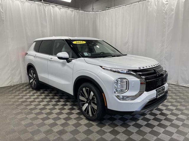 Photo of 2025 White Diamond Mitsubishi Outlander