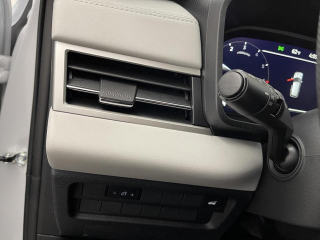 Photo of 2025 White Diamond Mitsubishi Outlander