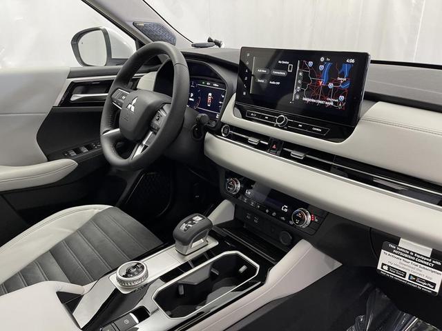 Photo of 2025 White Diamond Mitsubishi Outlander